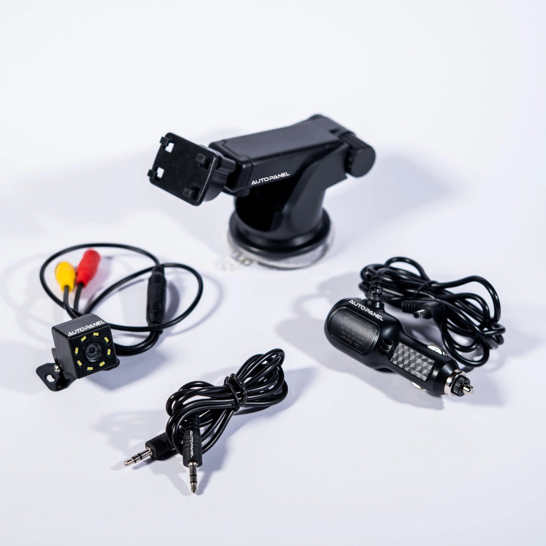 Accesorios del AutoPanel: soporte con ventosa, cámara de retroceso, cargador para encendedor y cables auxiliares sobre fondo blanco