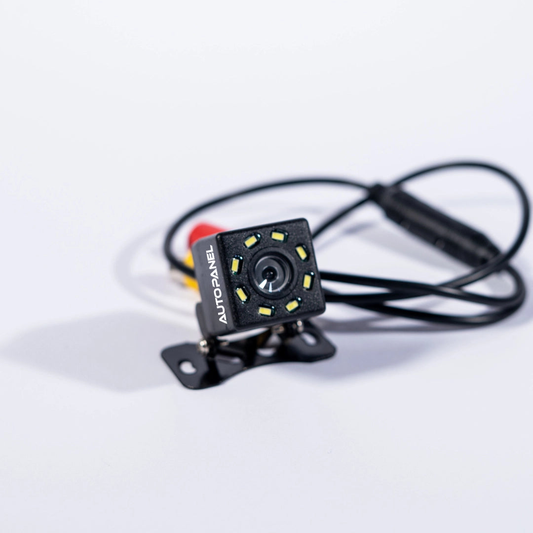 Cámara de retroceso AutoPanel® con visión nocturna y soporte metálico.