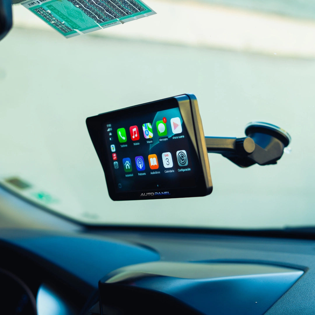 Pantalla AutoPanel® montada en parabrisas con brazo largo. CarPlay a la vista.