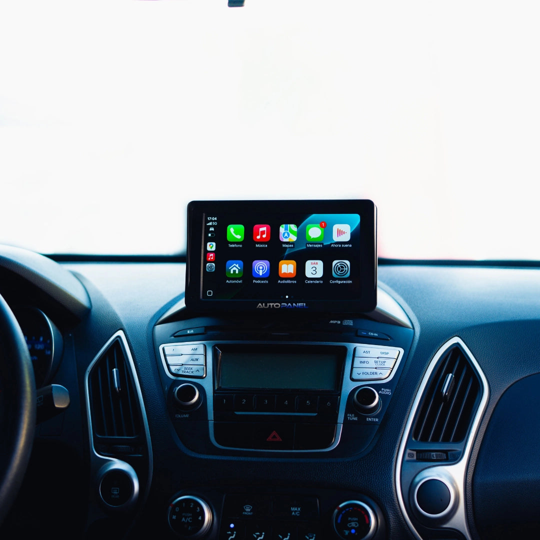 Pantalla AutoPanel® con CarPlay activo sobre tablero de auto. Uso intuitivo.