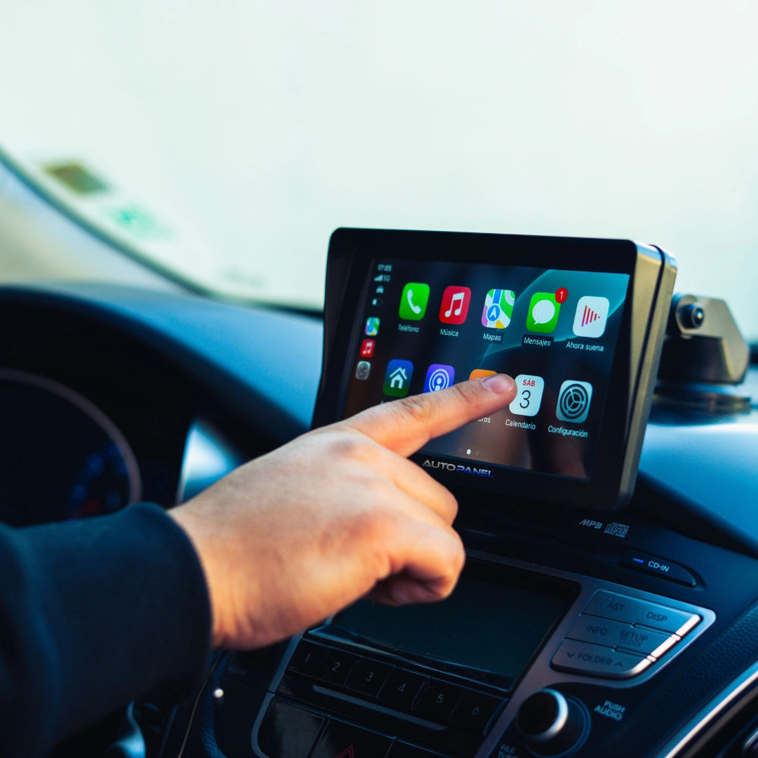 Pantalla AutoPanel® usada con interacción táctil. Facilidad de uso mientras conduces.