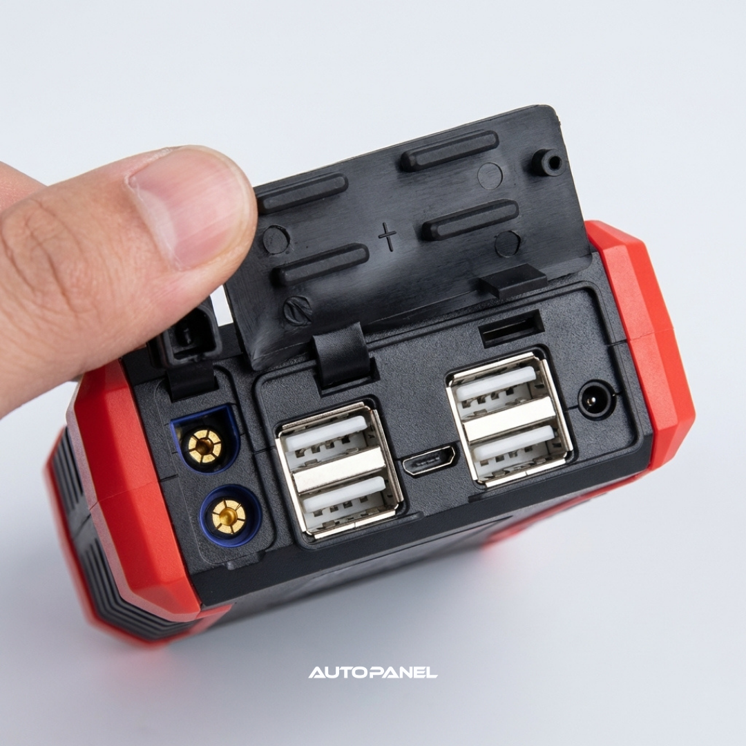 AutoPanel Boost detalle de puertos USB multiples y conector de carga en la base del partidor de bateria