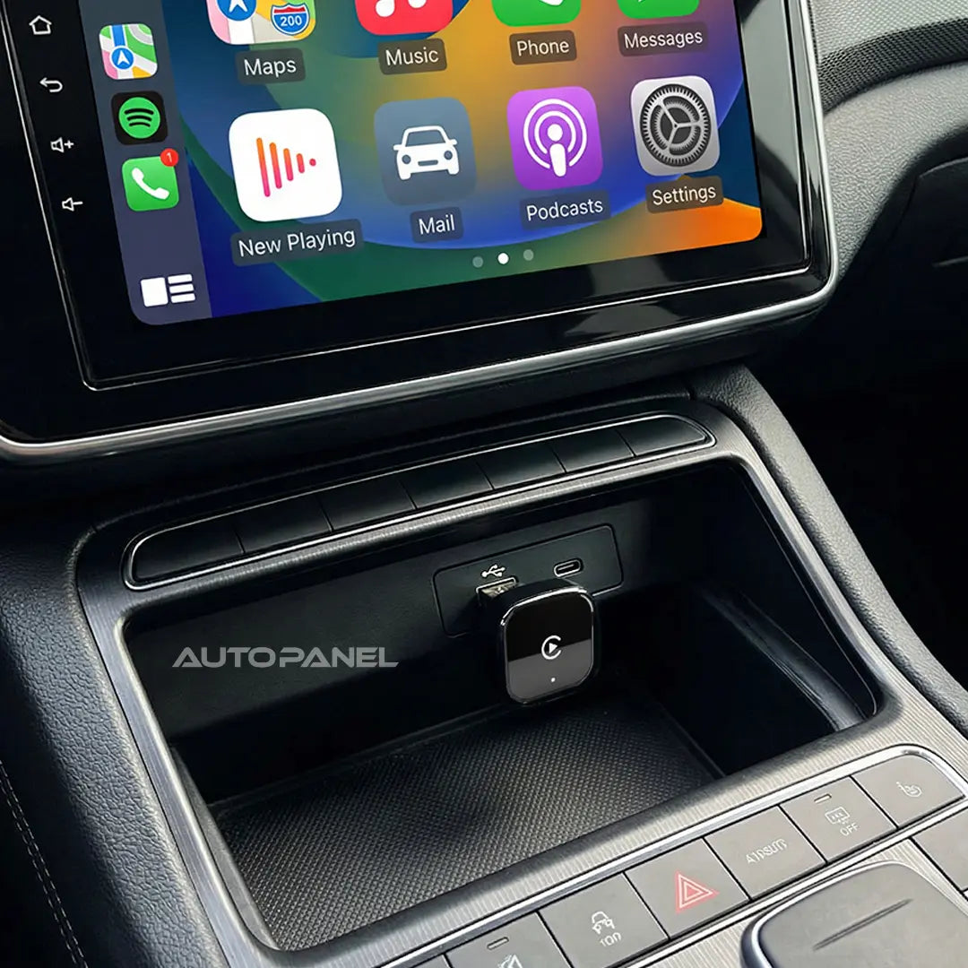 AutoPanel Link adaptador CarPlay wireless adapter instalado en la consola de auto moderno - activa CarPlay inalámbrico en pantalla original