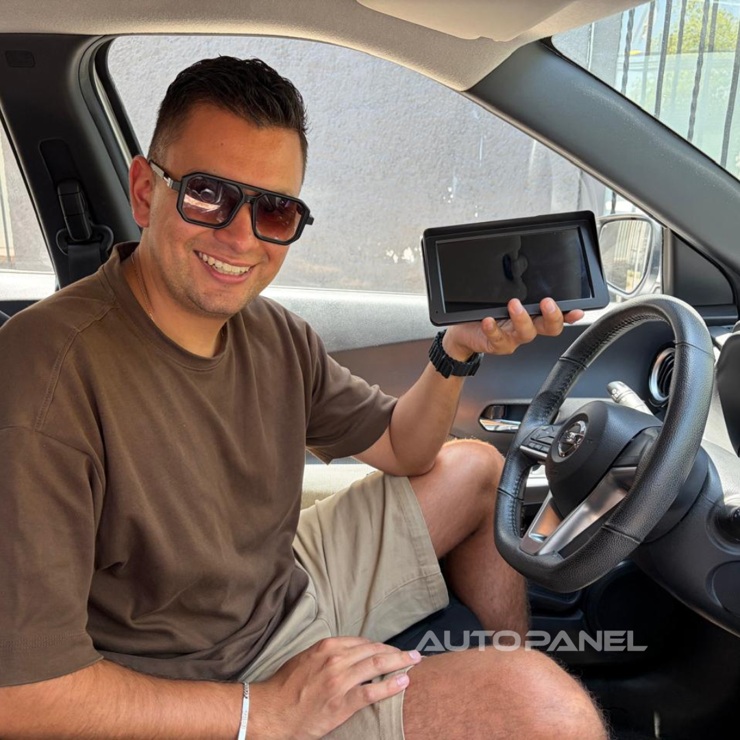 Cliente satisfecho con AutoPanel Prime pantalla CarPlay inalámbrica en su carro - moderniza tu auto de forma fácil y rápida
