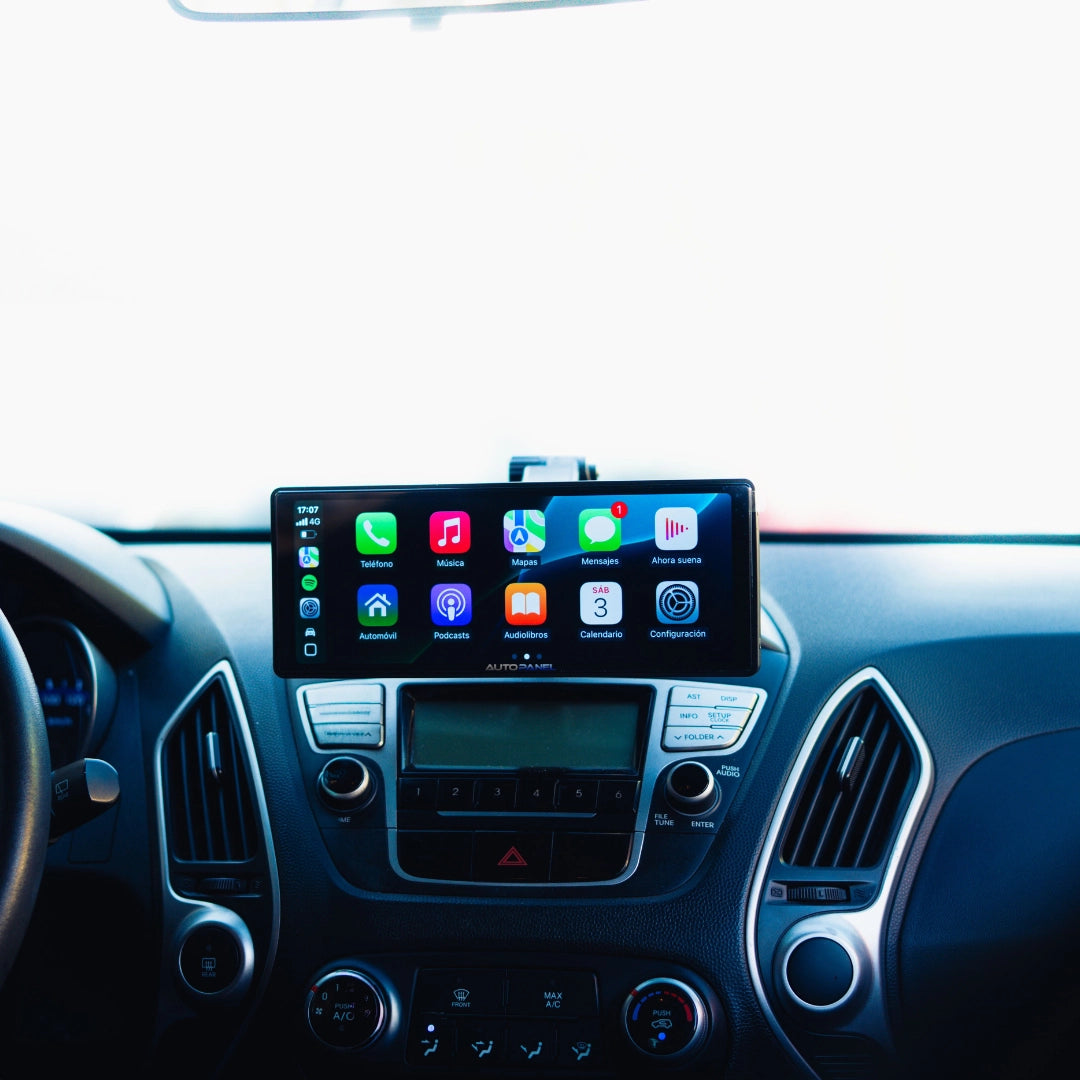 Pantalla AutoPanel Pro instalada en el auto, integrada con la consola central
