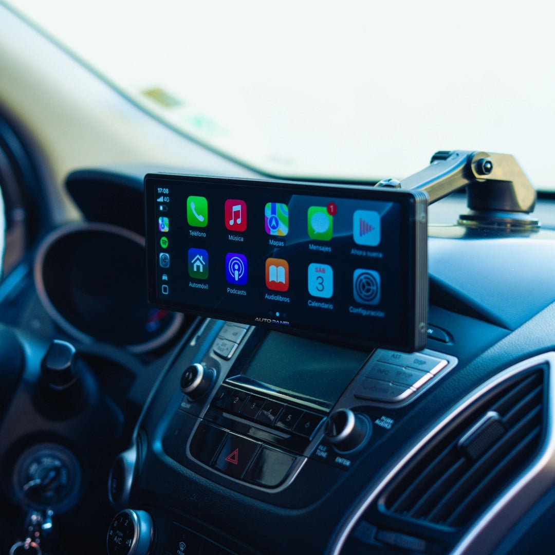 Pantalla AutoPanel Pro vista lateral en el auto mostrando su soporte de ventosa ajustable