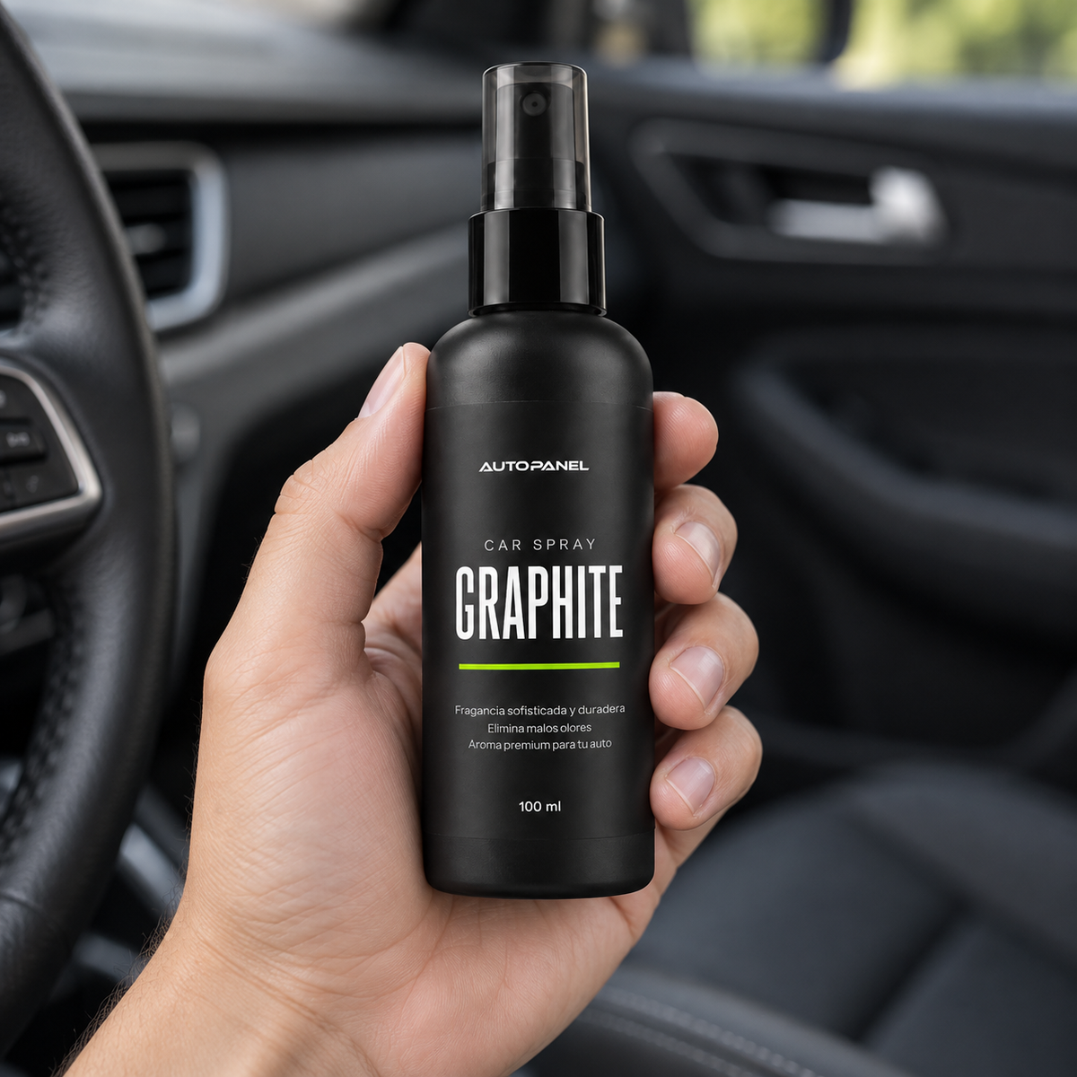 Mano sosteniendo una botella AutoPanel Graphite de 100 ml para mostrar su tamaño