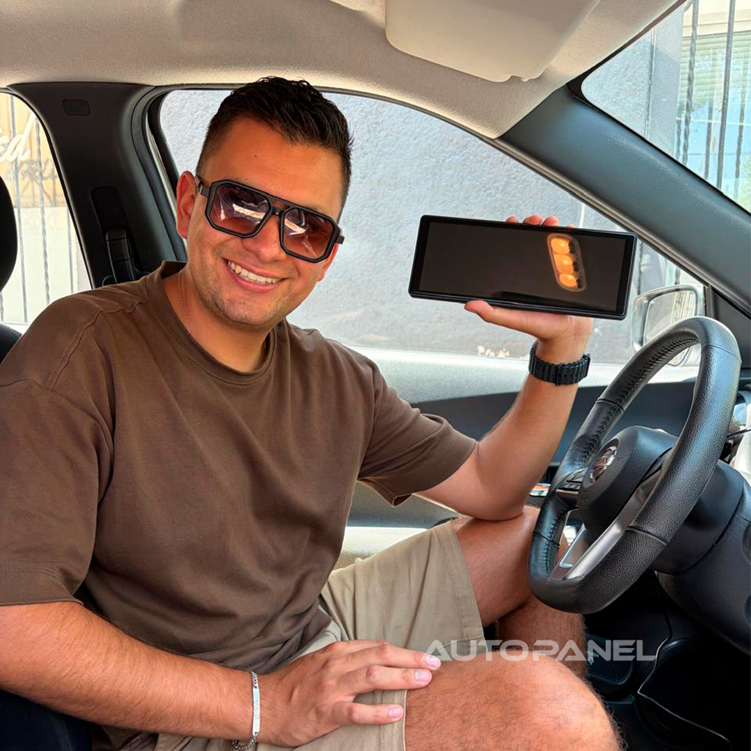Cliente satisfecho con AutoPanel Pro monitor CarPlay portátil en su auto - la mejor pantalla CarPlay Pro para tu vehículo